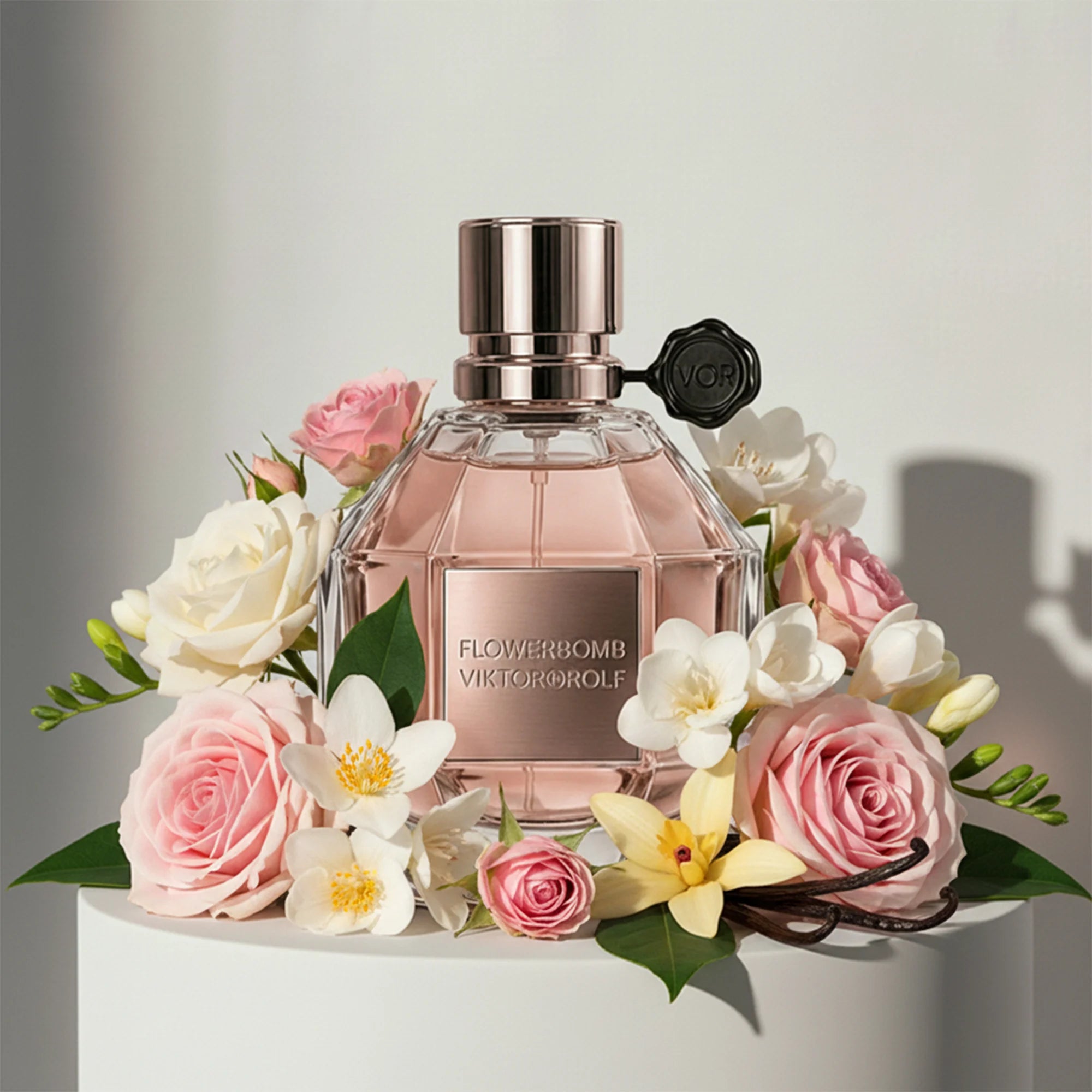 Viktor&Rolf Flowerbomb eau de parfum with rose, jasmine and freesia notes – available at luxuryperfumesamples.com
